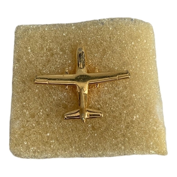 Vintage Gold Aircraft Lapel Pin Passenger Airplane Pin Jetliner Aviation Pin - Picture 2 of 4
